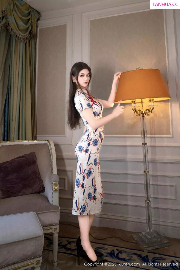   [XiuRen]高清写真图 2025.06.24 No.10452 灿宝 白色旗袍第8张图片